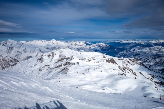 Foto pistas de esquí y montañas de la estación de les menuires en los alpes franceses francia