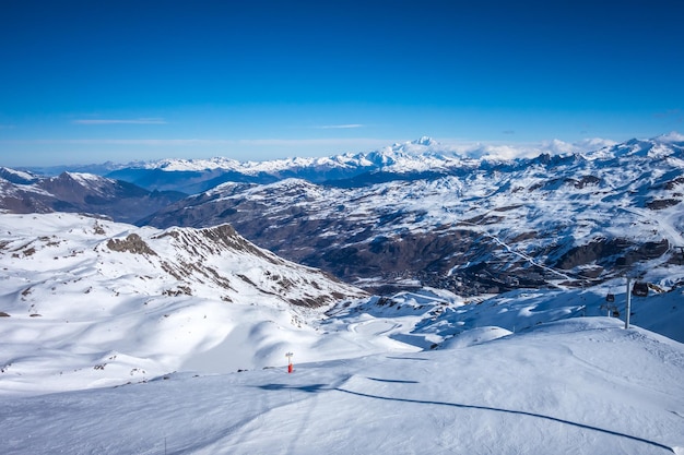 Foto pistas de esquí y montañas de les menuires en los alpes franceses