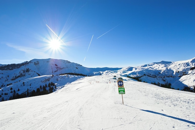 Foto pistas de esquí en pistas de nieve en un día soleado