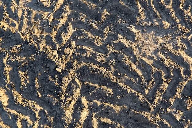 Pistas de excavadora en la textura del suelo.