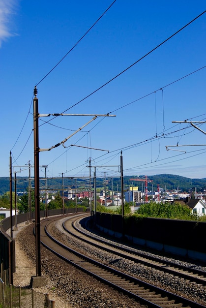 Pistas de ferrocarril en la ciudad contra el cielo