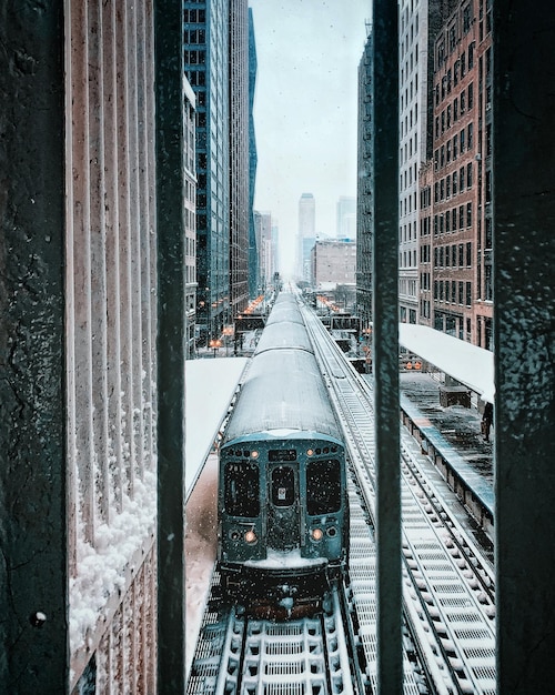 Foto pistas de ferrocarril en medio de edificios en la ciudad durante el invierno