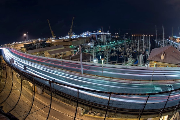 Pistas de luz de coche en el paso elevado de Génova por la noche