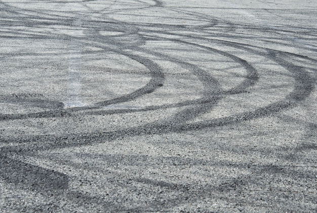 Pistas en el pavimento de asfalto de drag racing Automoción y conducción