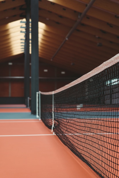 Pistas de tenis, espacios abiertos, materiales naturales. Club de Tenis
