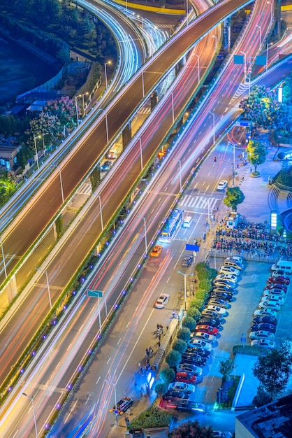 Pistas de vehículos en edificios urbanos y carreteras de alta velocidad, vista nocturna, China