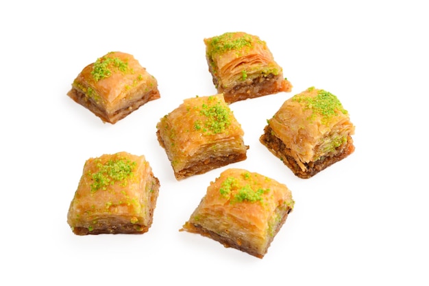 Pistazien-Baklava auf weißem Hintergrund Dessert