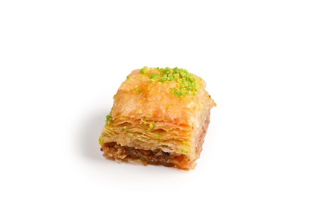 Pistazien-Baklava auf weißem Hintergrund Dessert