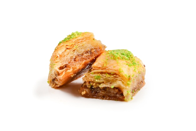 Pistazien-Baklava auf weißem Hintergrund Dessert