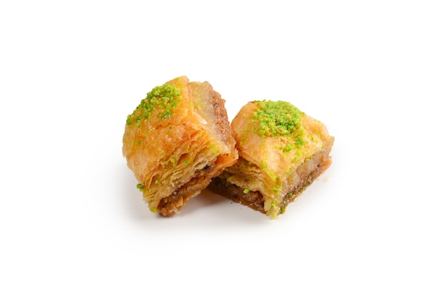 Pistazien-Baklava auf weißem Hintergrund Dessert