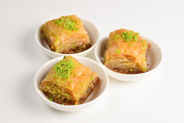 Pistazien-Baklava auf weißem Hintergrund. Nachtisch.