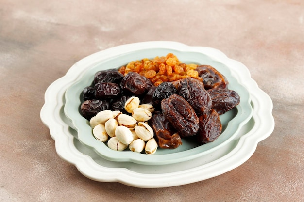 Pistazien-Datteln-Obst und goldene Rosine für Iftar Ramadan