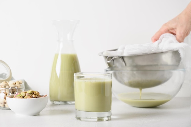 Pistazienmilch im Glas laktosefrei Vegane Alternative zu pflanzlicher Milch