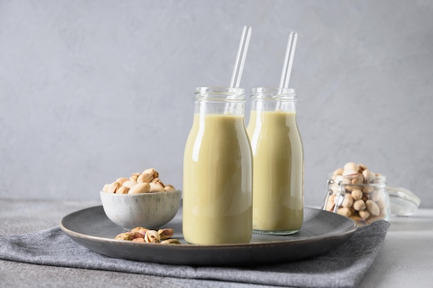 Pistazienmilch im Glas laktosefrei Vegane Pflanzenmilch