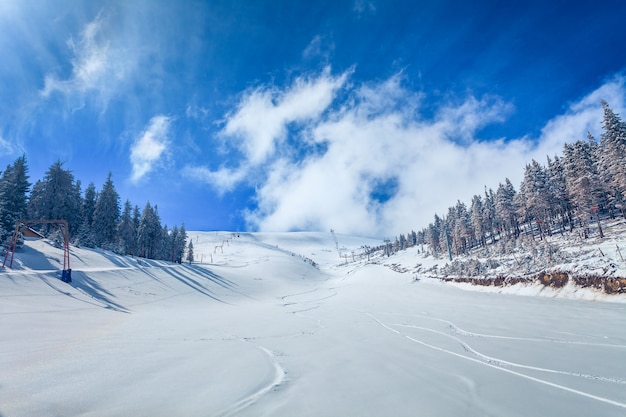 Piste im Skigebiet in den Karpaten. Ukraine