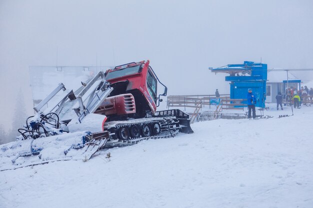 Pistenraupenmaschine im Skigebiet nebliges Wetter