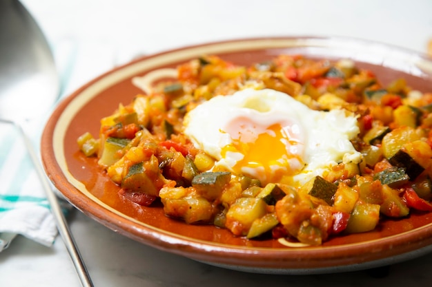 Foto el pisto manchego también conocido simplemente como ratatouille es un plato tradicional de la mancha que consiste en
