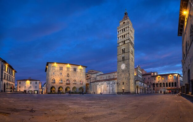 Pistoia Italien Panorama der Piazza del Duomo in der Abenddämmerung