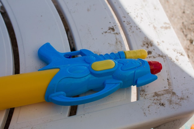 Pistola de agua en una tumbona en la playa