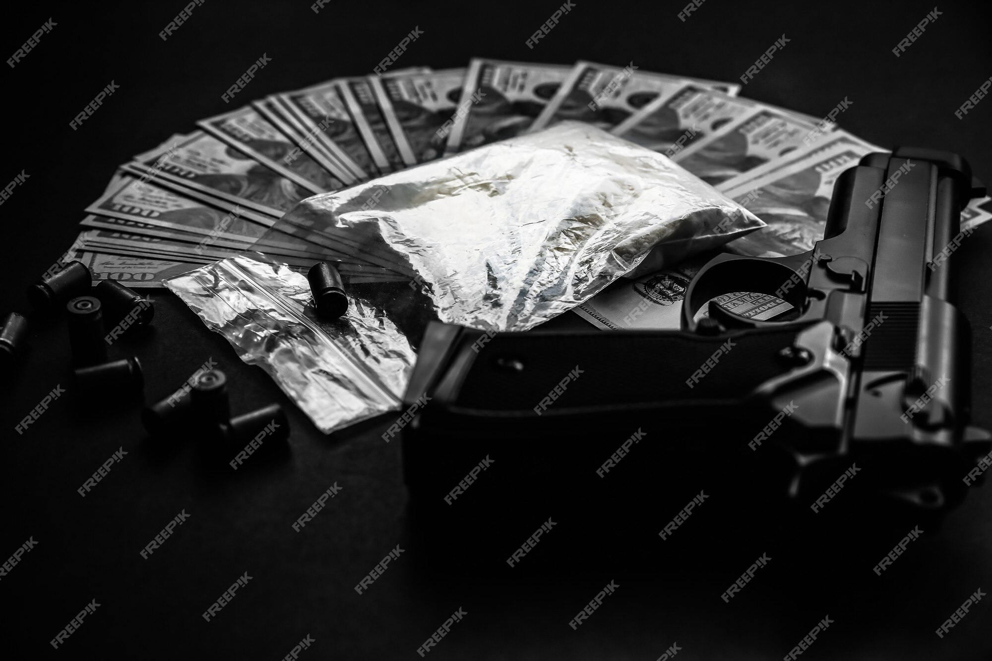 Pistola con balas sobre la mesa. problemas criminales. drogas y dinero sobre fondo negro. venta ilegal. fotografía en blanco y negro. | Foto Premium Pistola con balas sobre la mesa. problemas criminales. drogas y dinero sobre fondo negro. venta ilegal. fotografía en blanco y negro. | Foto Premium