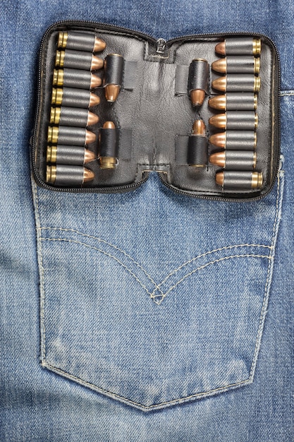 Pistola en el bolsillo de los jeans.