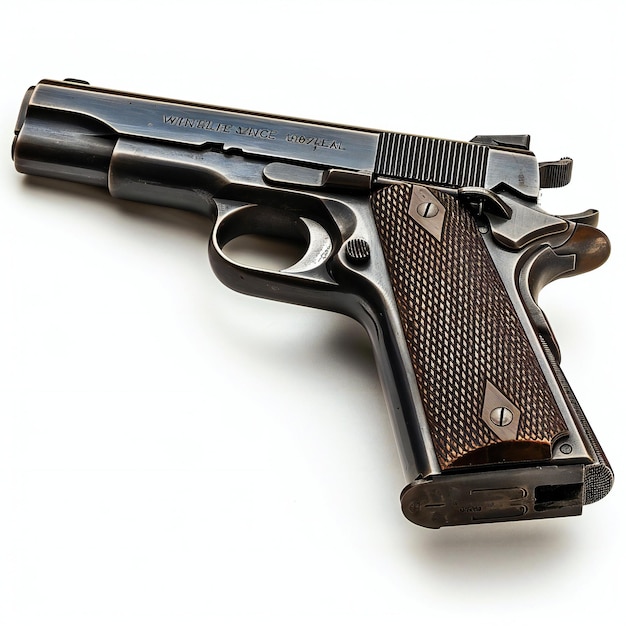 Foto pistola de 9 milímetros isolada em fundo branco