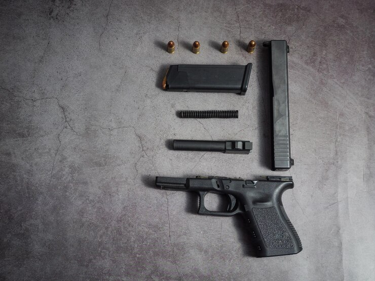 Foto pistola de limpeza de pistoleiro montar desmontar e manter com uma escova de limpeza