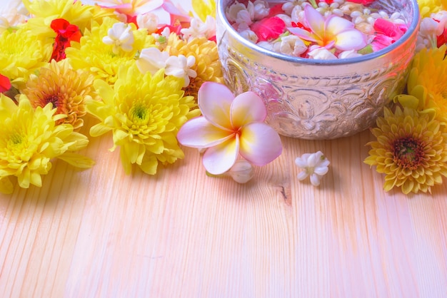 pistola de la flor y de la tubería en el fondo de madera para el festival de Songkran o el Año Nuevo tailandés