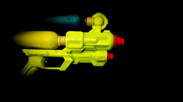 Foto pistola de juguete sobre un fondo negro