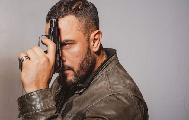 Foto pistola makarov de arma de fogo de homem em um gangster de tiro em ação assassino apontando arma de pistola