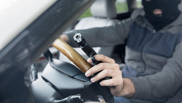 Pistola de mano de hombre en coche