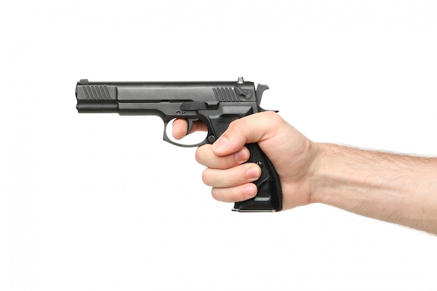 Pistola negra de asimiento de la mano masculina, aislada en blanco