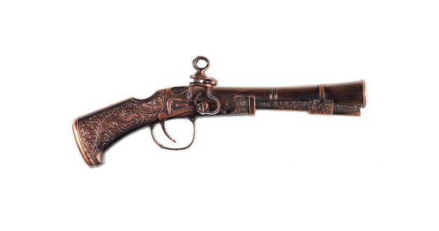 Pistola pirata de bronze isolada no fundo branco