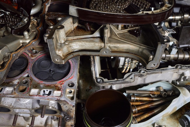 Foto el pistón y la varilla de conexión en la mesa desmontaron el motor reparando un motor.