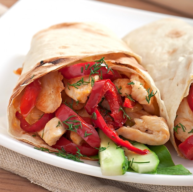 pita rellena de pollo y pimientos