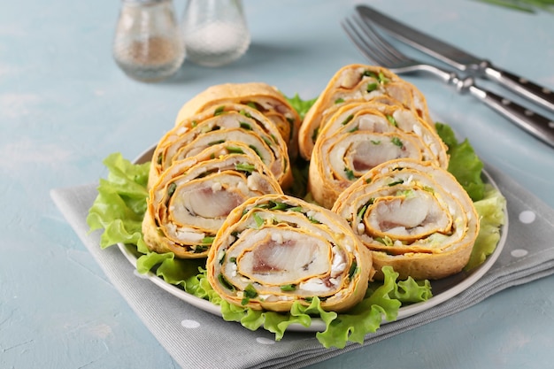 Pita roll com arenque, batata e cebola