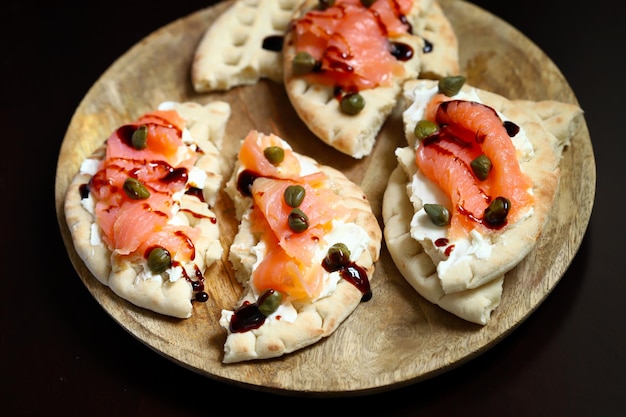 Pita-Sandwiches mit Lachs-Frischkäse und Kapern Gesunde Ernährung Keto-Diät