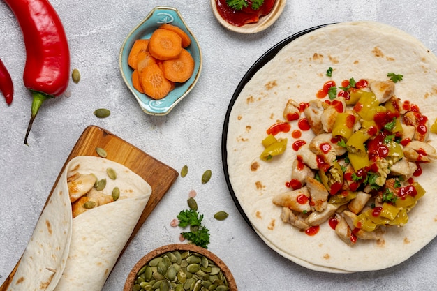 Pita tradicional y verduras en platos