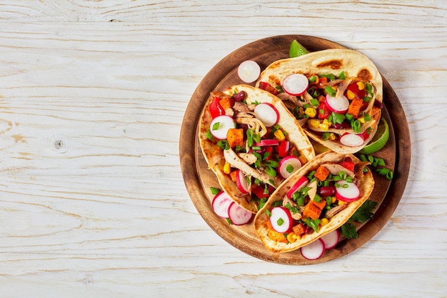 Foto pitacos tacos mexicanos con pollo y verduras