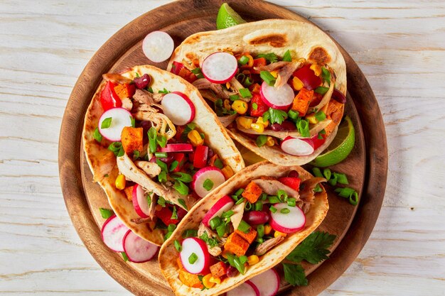 Pitacos tacos mexicanos con pollo y verduras