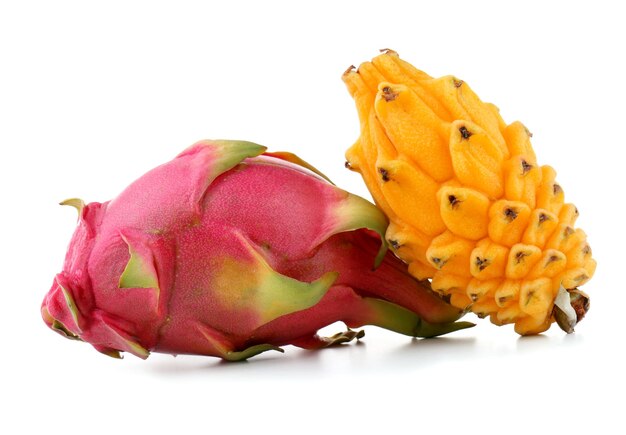Pitahaya amarelo e fruta do dragão isolada no branco