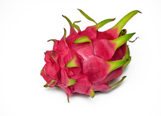 Foto pitahaya de frutas de dragão vermelho fresco em fundo branco 9