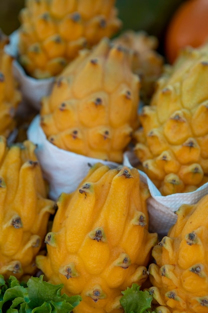 Pitahaya exótica orgânica ou frutas de dragão amarelo, plano de fundo