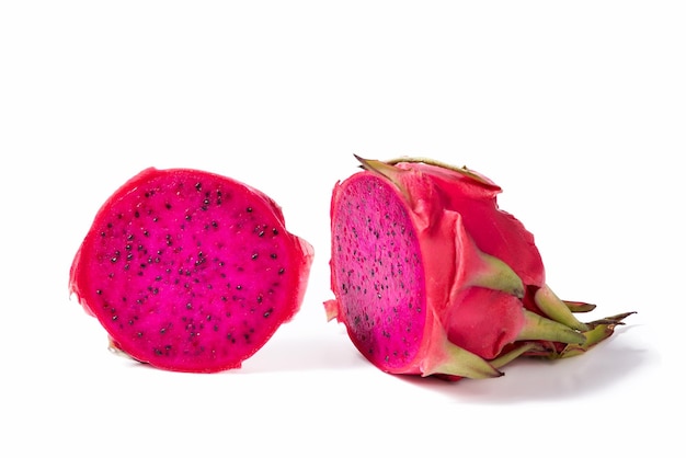 Pitahaya fruta cortada ao meio em um fundo branco