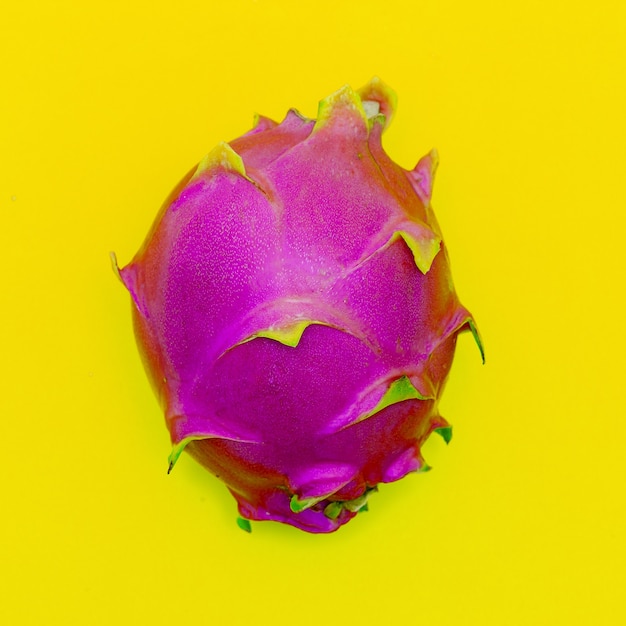 Pitahaya o fruta del dragón sobre fondo amarillo. Mínimo