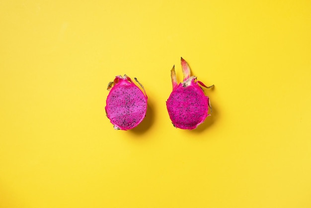 Pitahaya rosa o fruta del dragón sobre fondo amarillo Vista superior Espacio de copia Banner de diseño creativo Horario de verano Fruta exótica de viaje tropical Concepto vegano y vegetariano