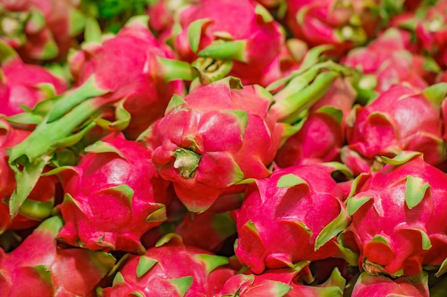 Pitaya-Drachenfrucht ganz in loser Schüttung auf selektivem Fokus im Supermarkt