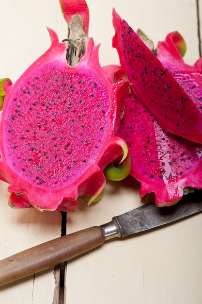 Pitaya-Frucht auf einem Holztisch