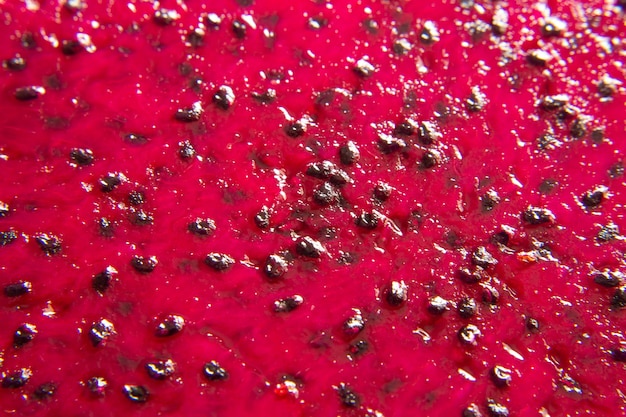 Pitaya-Fruchtscheiben auf einem Holztisch.