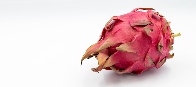 Foto pitaya de la fruta del dragón en fondo blanco con sombra una pitaya o pitahaya es el fruto de varias especies de cactus indígenas de las américas copiar espacio